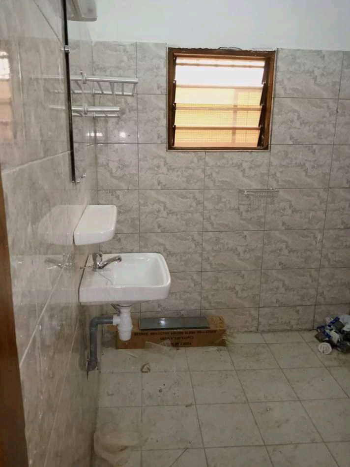 N° 4920 :
                            Chambre à louer , Vakpossito fish, Lome, Togo : 30 000 XOF/mois
