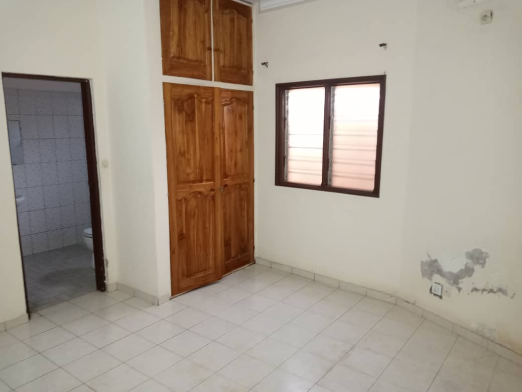 N° 4936 :
                            Villa à louer , Hedranawoe, Lome, Togo : 200 000 XOF/mois