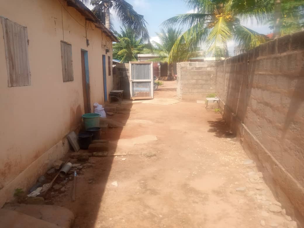 N° 4932 :
                            Maison à louer , Agoe telessou, Lome, Togo : 10 000  000 XOF/mois