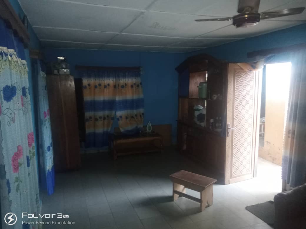 N° 4940 :
                            Maison à vendre , Agoe, Lome, Togo : 18 000  000 XOF/vie