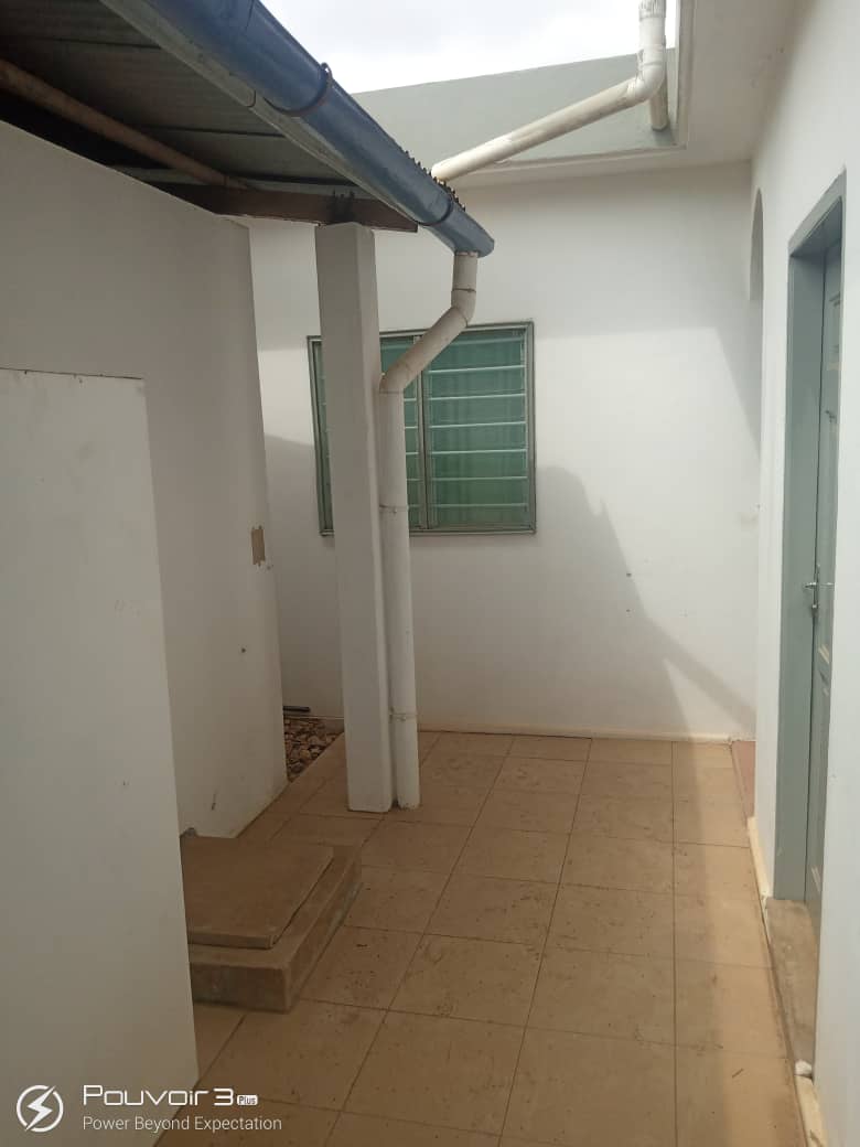 N° 4953 :
                            Villa à louer , Agoe telessou, Lome, Togo : 15 000  000 XOF/mois