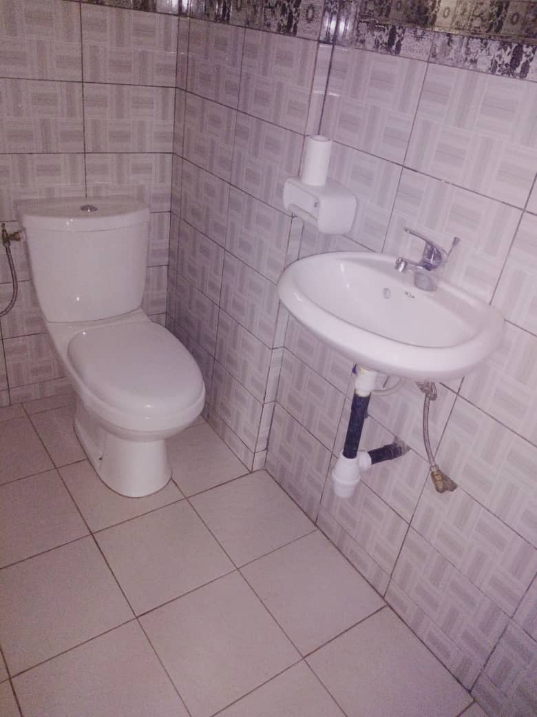 N° 4978 :
                            Studio meublé à louer , Djidjole, Lome, Togo : 200 000 XOF/mois