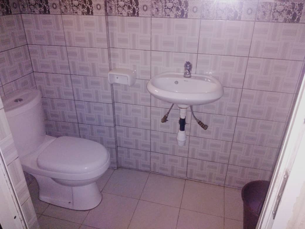 N° 4977 :
                            Studio meublé à louer , Djidjole, Lome, Togo : 200 000 XOF/mois