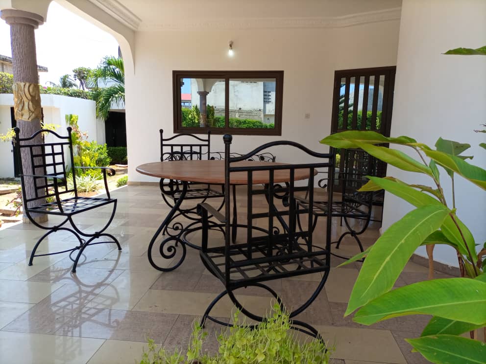N° 4985 :
                            Villa à louer , Baguida , Lome, Togo : 400 000 XOF/mois