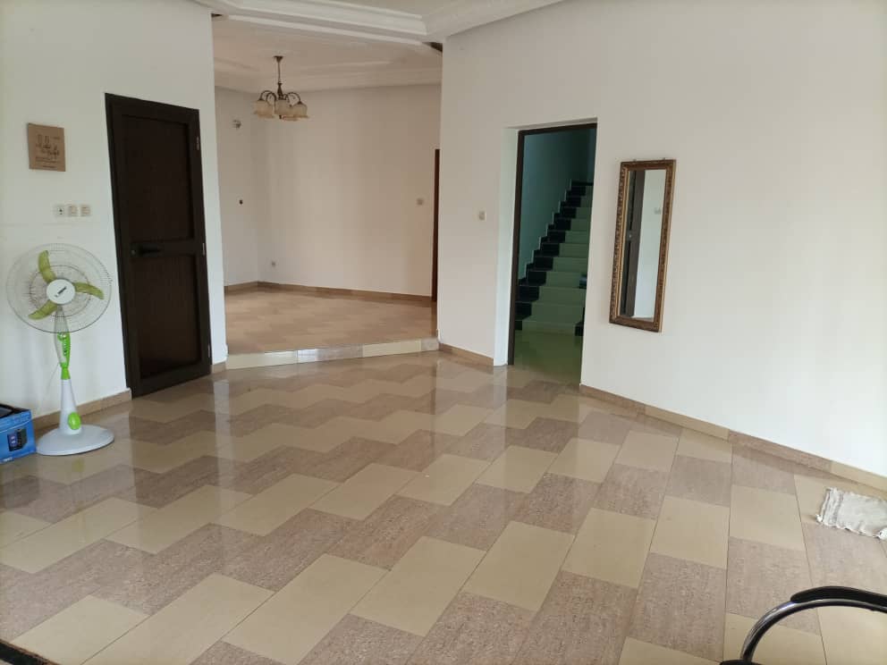 N° 4985 :
                            Villa à louer , Baguida , Lome, Togo : 400 000 XOF/mois
