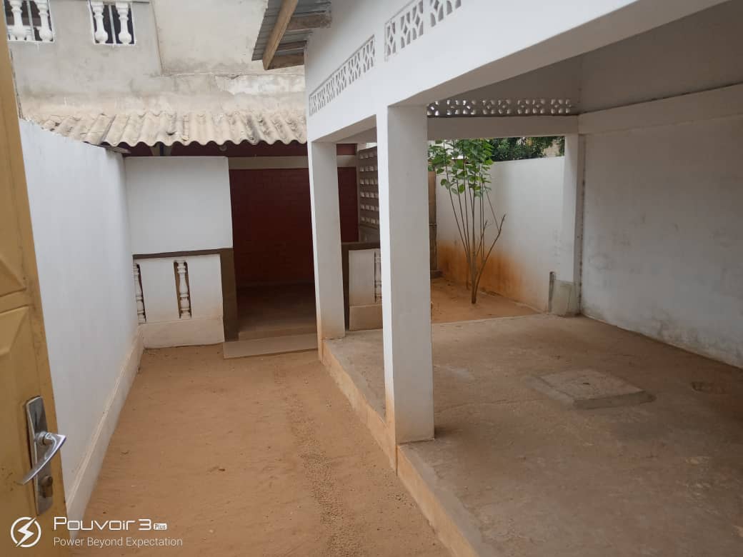 N° 4990 :
                            Appartement à louer , Leo2000, Lome, Togo : 90 000 XOF/mois