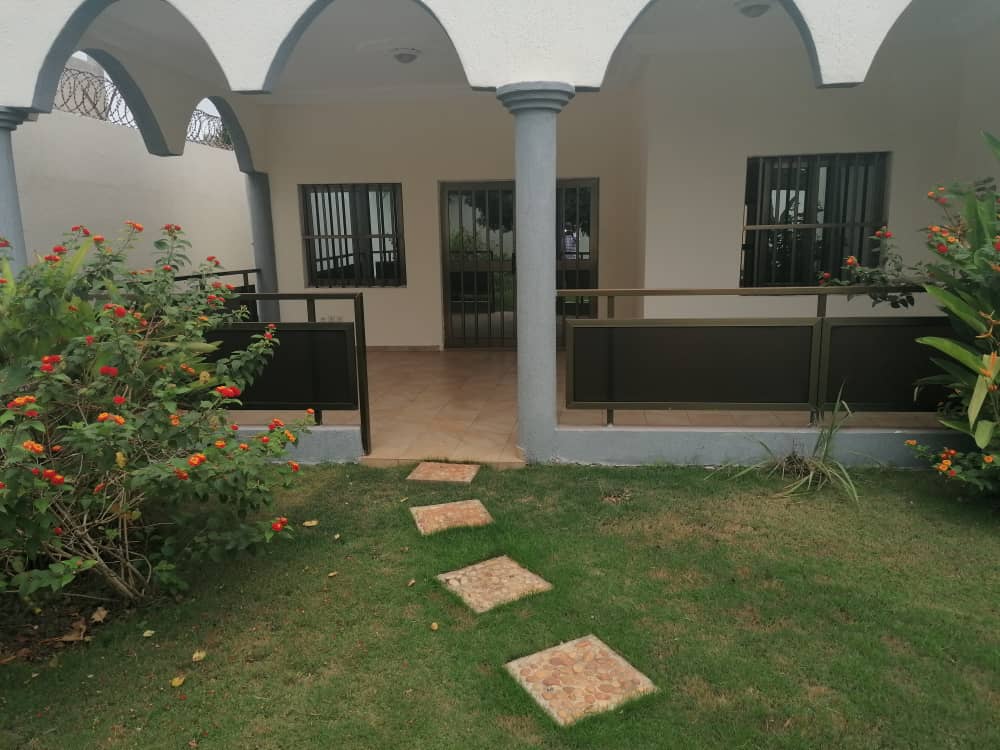 N° 4993 :
                            Villa à louer , Caisse , Lome, Togo : 2 000  000 XOF/mois