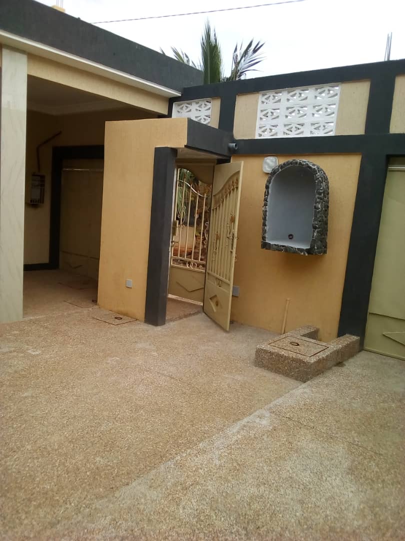 N° 4999 :
                            Villa à louer , Agoe, Lome, Togo : 200 000 XOF/mois