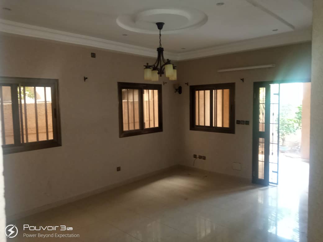 N° 5015 :
                            Villa à louer , Entreprise de l'union, Lome, Togo : 200 000 XOF/mois