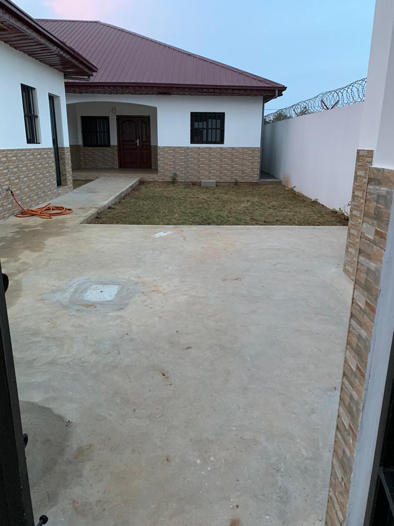 N° 5021 :
                            Villa à louer , Leo2000, Lome, Togo : 300 000 XOF/mois