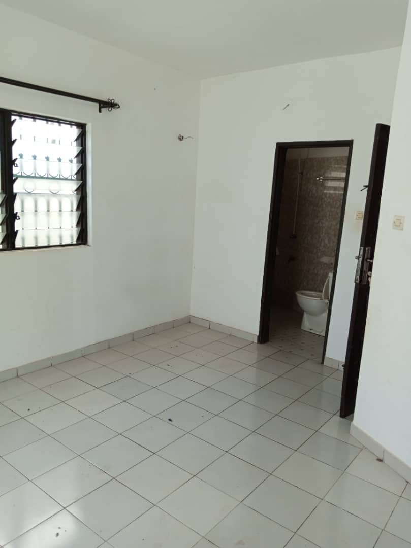 N° 5035 :
                            Villa à louer , Totsi, Lome, Togo : 100 000 XOF/mois