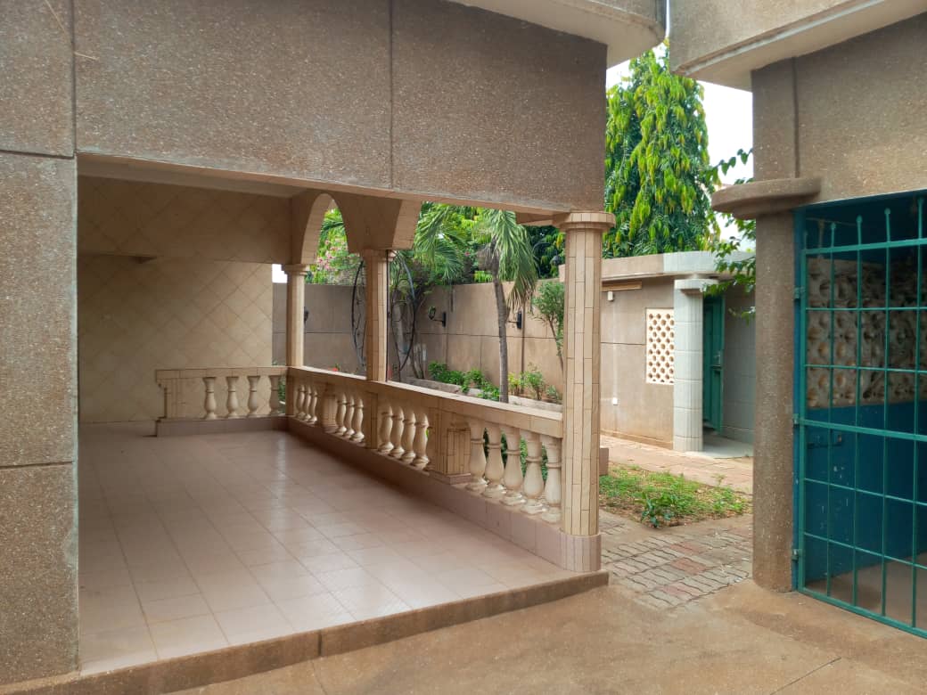 N° 5070 :
                            Villa à vendre , Sito aeroport, Lome, Togo : 100 000  000 XOF/vie
