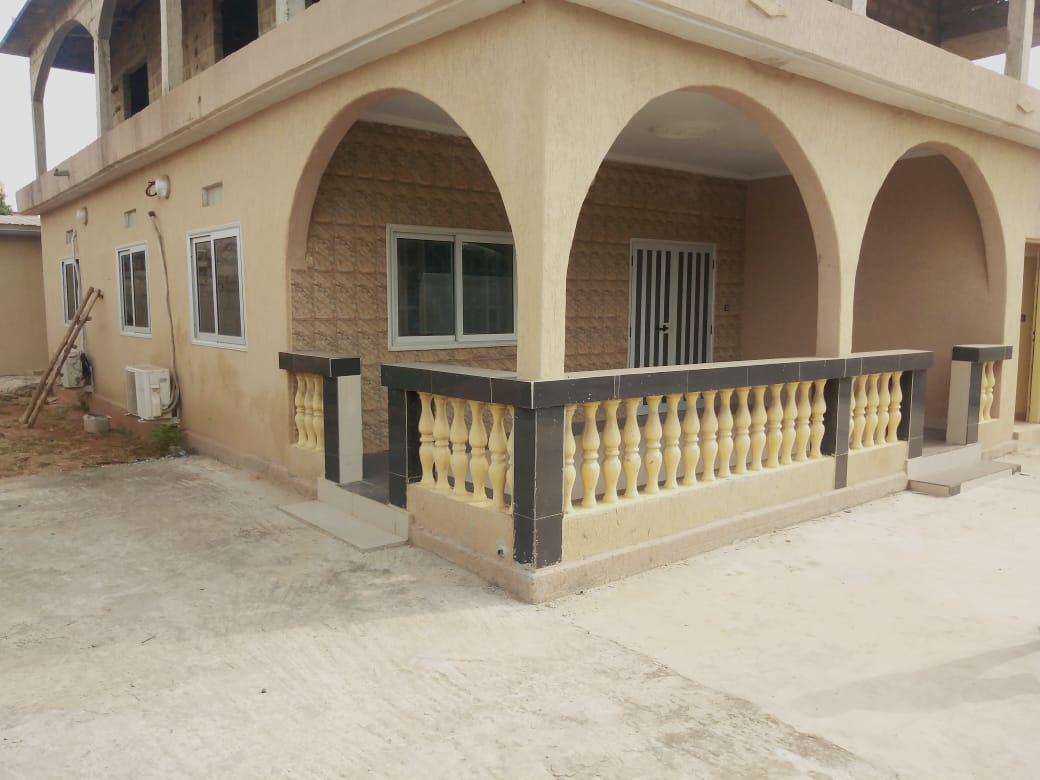 N° 5181 :
                            Villa à louer , Atiegou non loin du goudron, Lomé, Togo : 250 000 XOF/mois