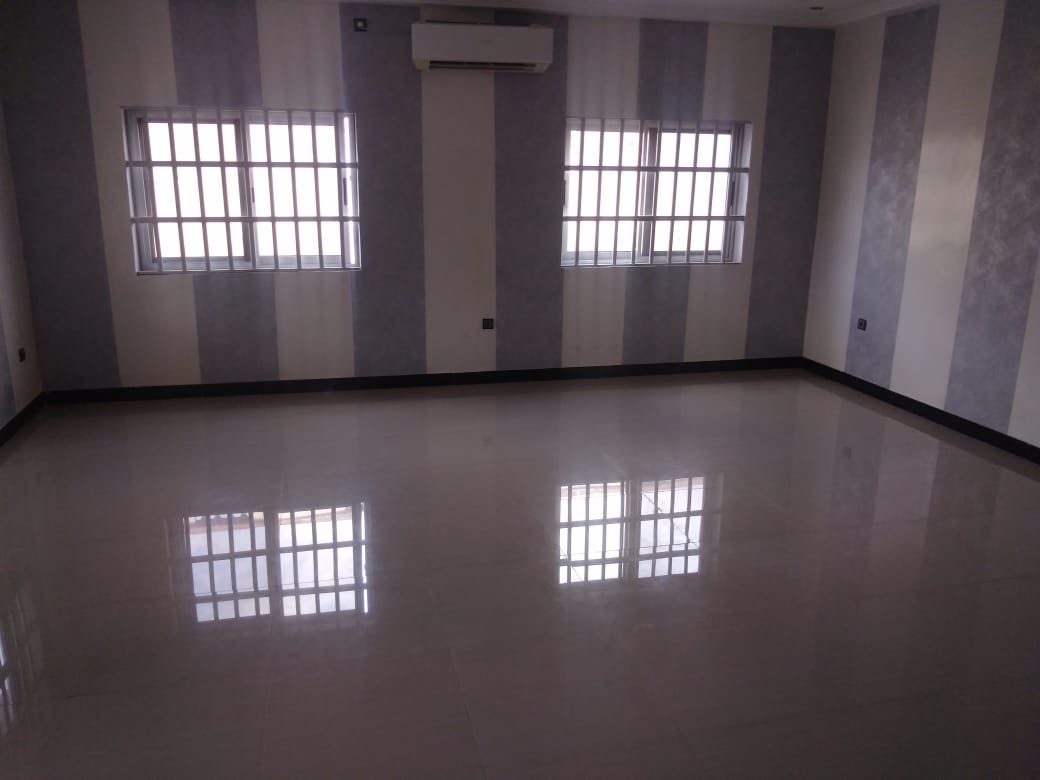 N° 5181 :
                            Villa à louer , Atiegou non loin du goudron, Lomé, Togo : 250 000 XOF/mois