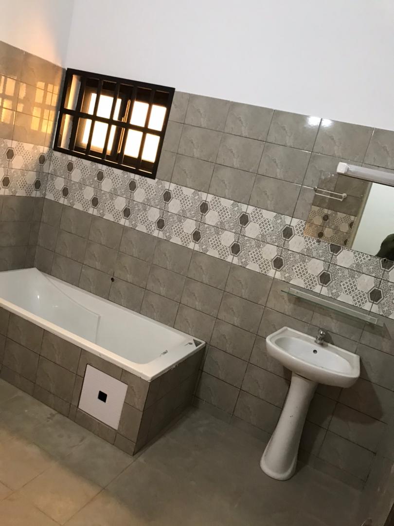 N° 5183 :
                            Villa à louer , Kegue, Lome, Togo : 300 000 XOF/mois