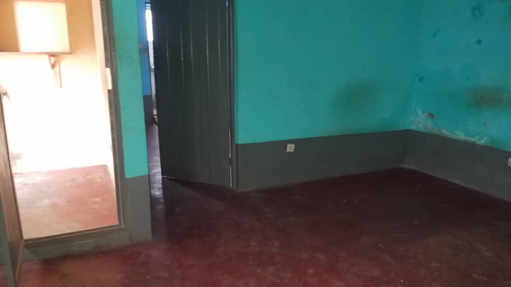N° 5377 :
                            Chambre salon à louer , Soviepe, Lome, Togo : 25 000 XOF/mois