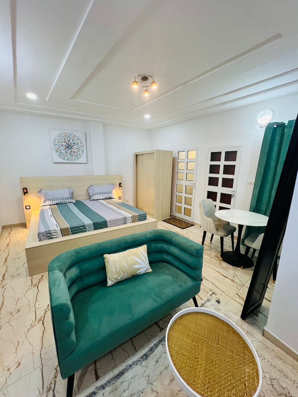 N° 5409 :
                            Studio meublé à louer , Avedji , Lome, Togo : 200 000 XOF/mois
