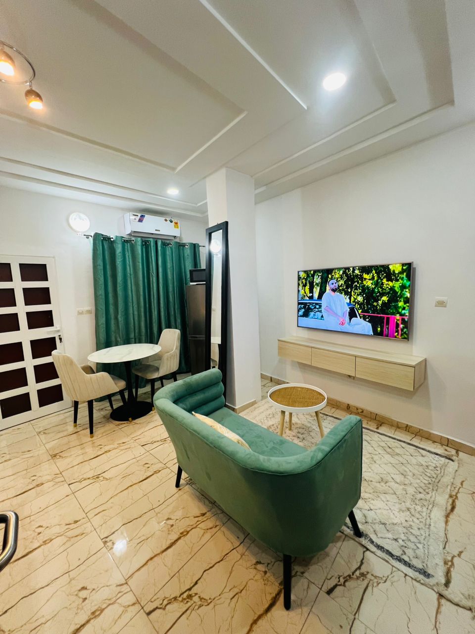 N° 5409 :
                            Studio meublé à louer , Avedji , Lome, Togo : 200 000 XOF/mois