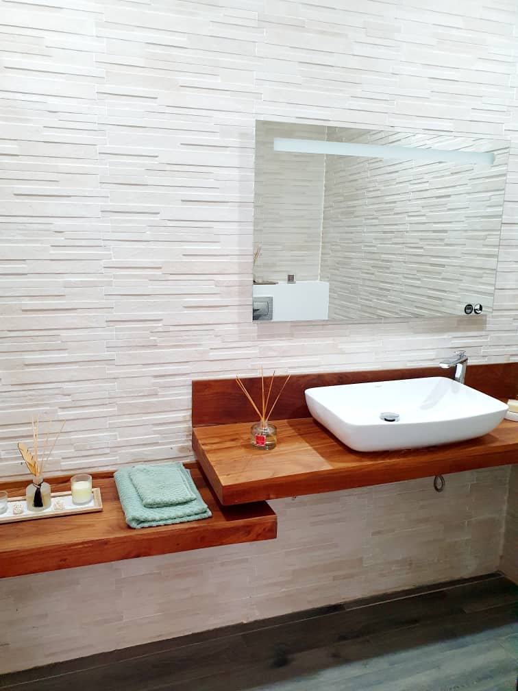N° 5437 :
                            Villa meublée à vendre , Zanguera, Lome, Togo : 550 000  000 XOF/vie