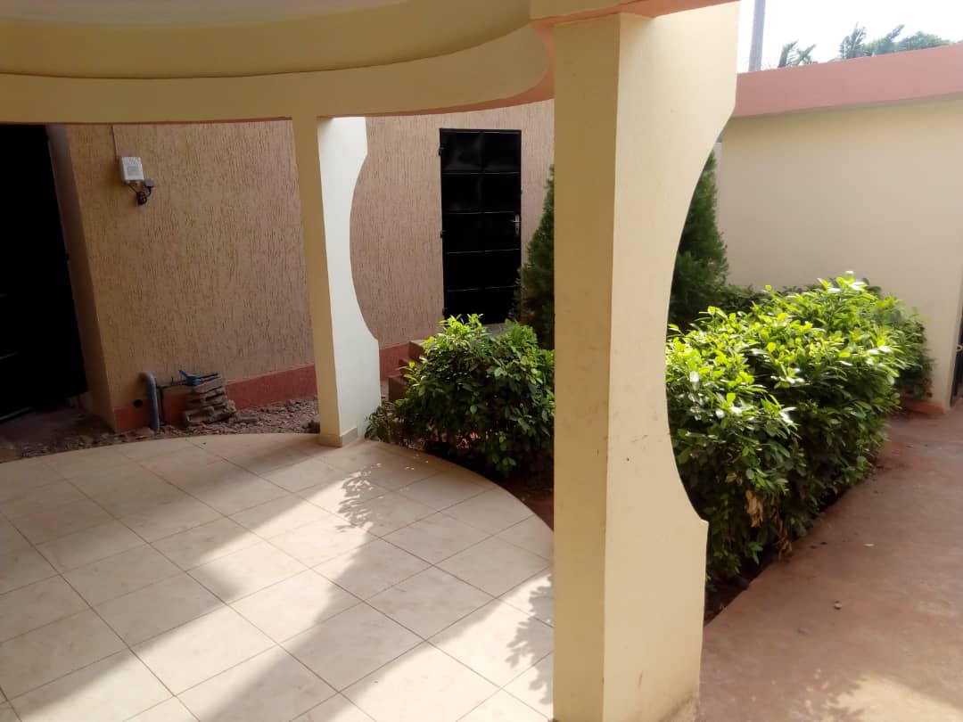 N° 4413 :
                            Villa à louer , Agoe sogbossito, Lome, Togo : 120 000 XOF/mois