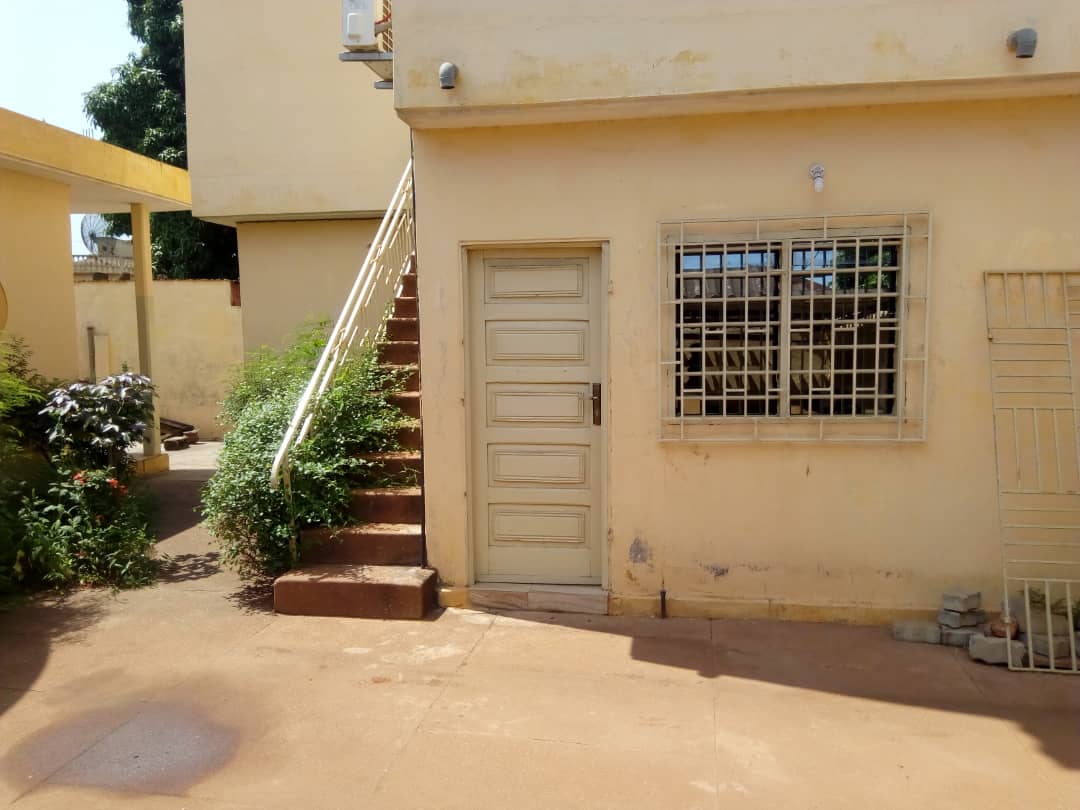 N° 4460 :
                            Appartement meublé à louer , Agoe, Lome, Togo : 150 000 XOF/mois
