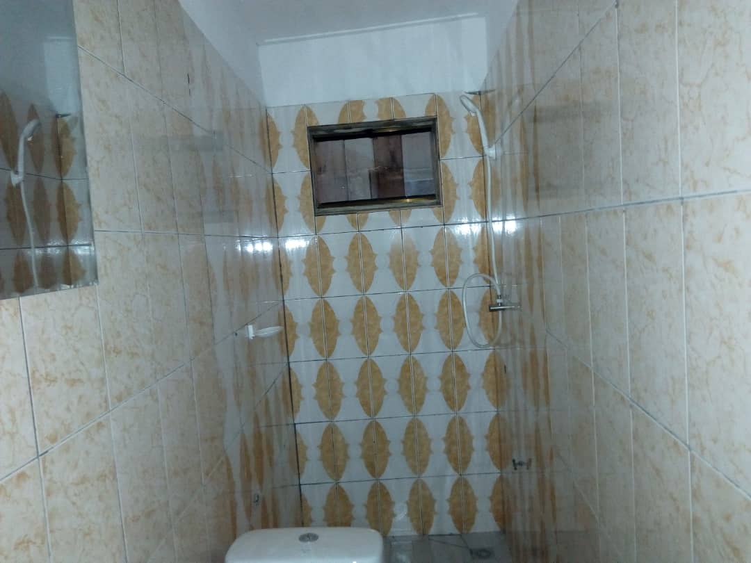 N° 4427 :
                            Chambre à louer , Agoe adjougba, Lome, Togo : 22 000 XOF/mois