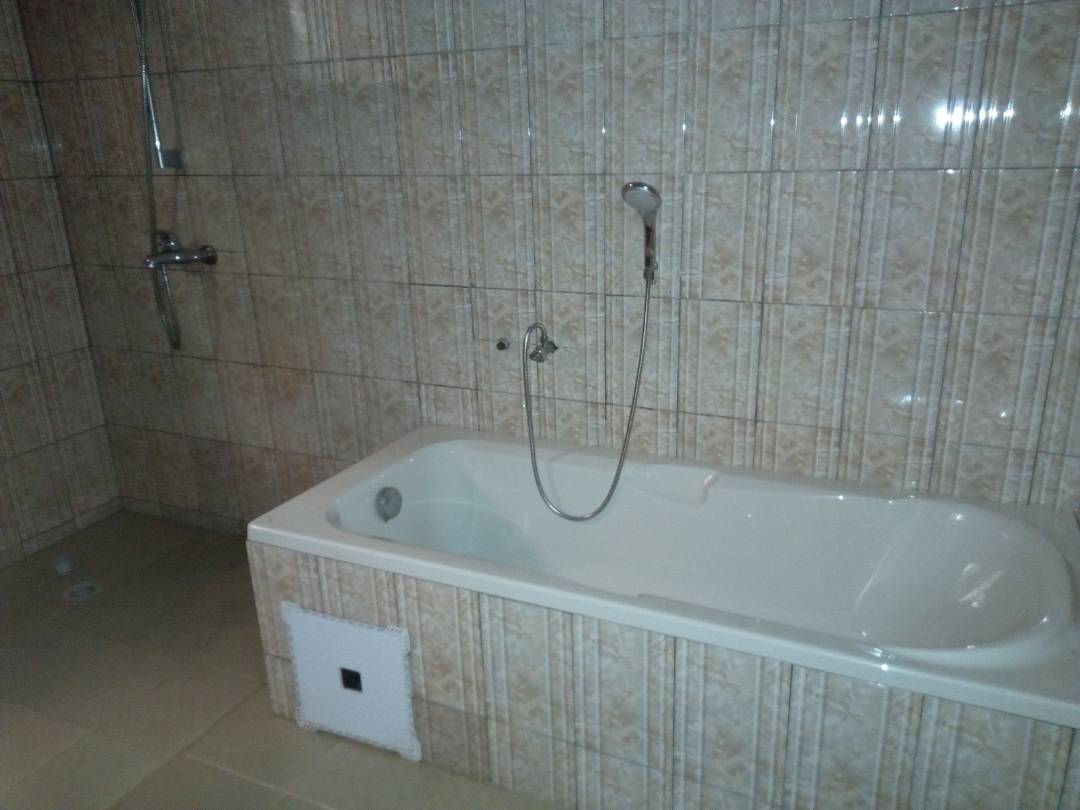 N° 4398 :
                            Villa meublée à louer , Agoe assiyeye, Lome, Togo : 450 000 XOF/mois