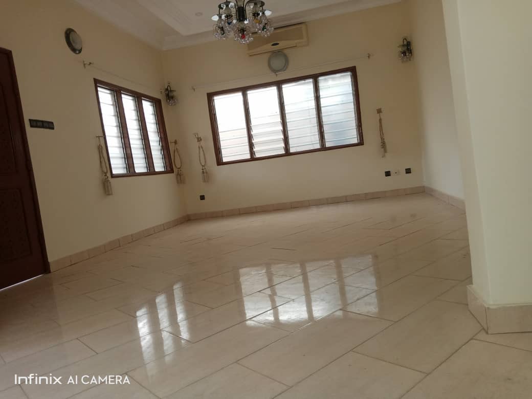 N° 5398 :
                            Villa à louer , Totsi , Lome, Togo : 300 000 XOF/mois