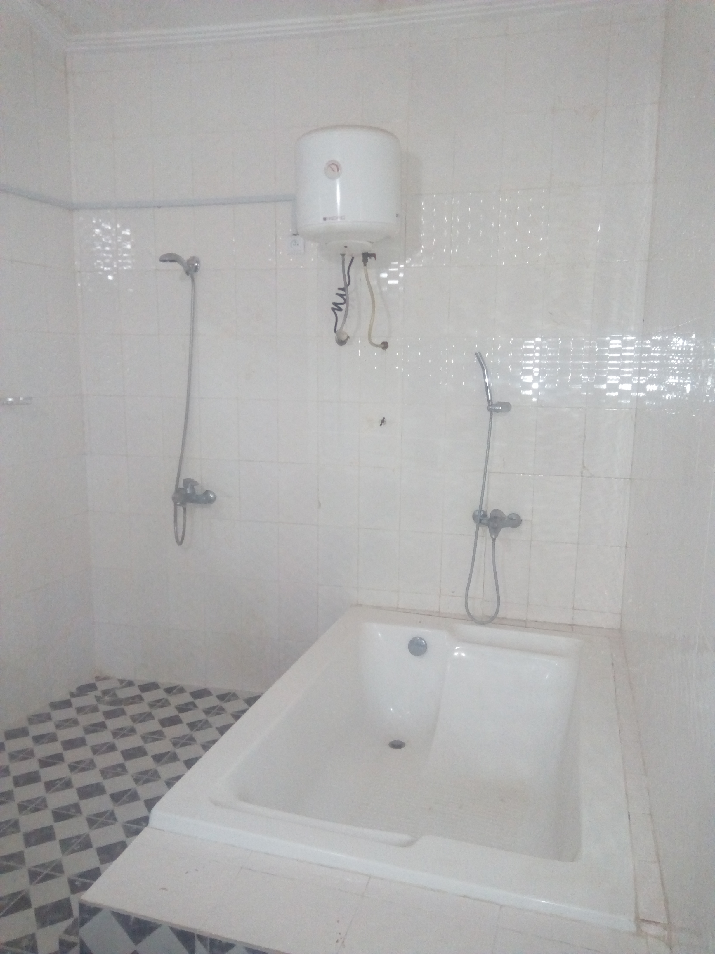 N° 4385 :
                            Villa à louer , Agoe-est, Lome, Togo : 400 000 XOF/mois