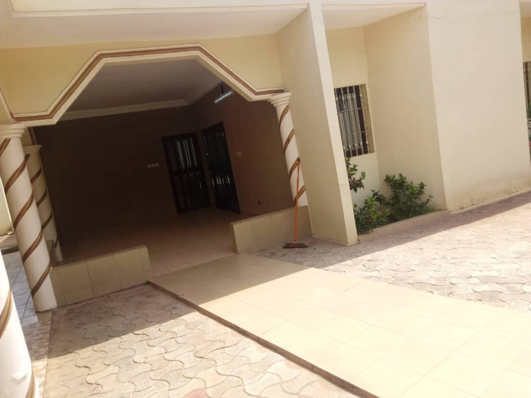 N° 4469 :
                            Villa à louer , Agoe, Lome, Togo : 180 000 XOF/mois